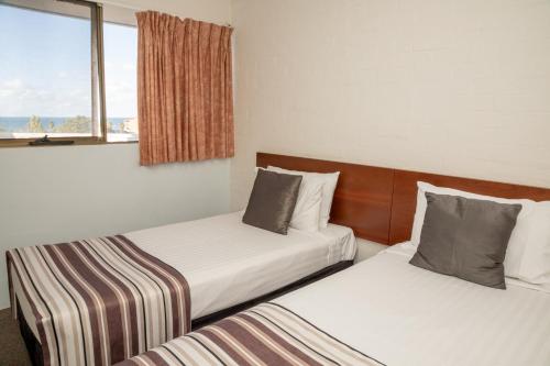 Postel nebo postele na pokoji v ubytování Atrium Hotel Mandurah