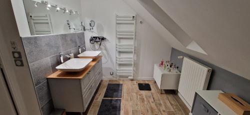 une salle de bain avec un lavabo et des toilettes dans l'établissement Les Charmilles, à Escoville