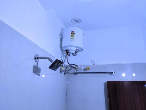 ein Licht an der Ecke eines Zimmers mit Kamera in der Unterkunft Hotel Ambika in Deoghar