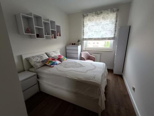 Habitación pequeña con cama y ventana en Apartament Łokietka, en Radomsko