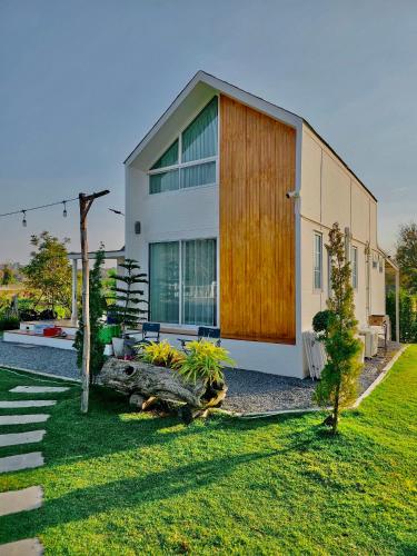 Κήπος έξω από το บ้านไร่ฟ้าสวย Family House
