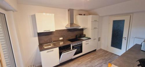 Kuchyň nebo kuchyňský kout v ubytování Ferienwohnung am Panoramaweg