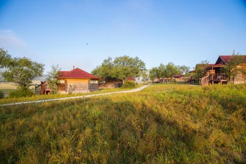 un champ avec des maisons et une route au loin dans l'établissement Etm Lodge, 
