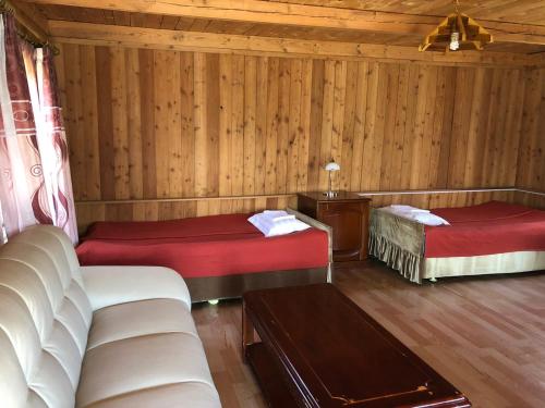 - un salon avec deux lits et un canapé dans l'établissement Etm Lodge, 