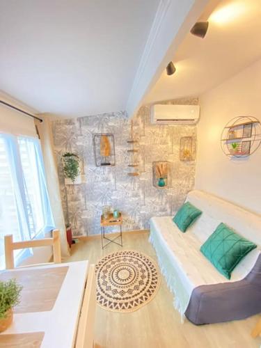 une chambre avec un lit et un mur en pierre dans l'établissement La petite escal', à Dannemois