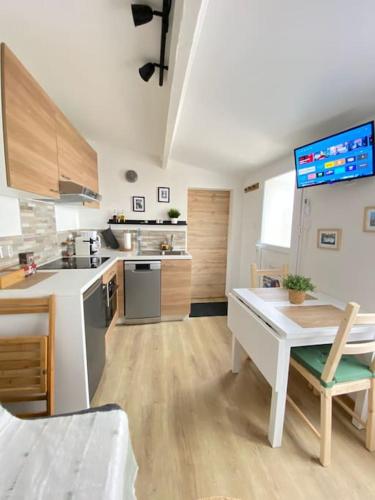 une cuisine avec une table et un comptoir dans l'établissement La petite escal', à Dannemois