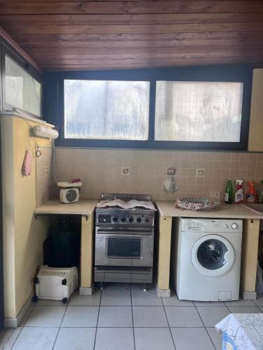 uma cozinha com um fogão e uma máquina de lavar roupa em Boutiqe Residence em Isola delle Femmine