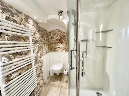 une salle de bain avec douche et toilettes dans l'établissement Longue 2 Menton, à Menton