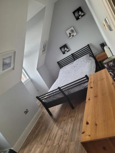 1 dormitorio con cama y mesa de madera en Marina Court LA14 2HL en Barrow in Furness