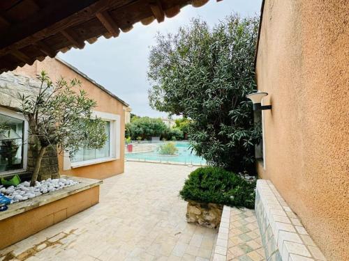 une maison avec une cour et une piscine dans l'établissement Maison d'Architecte * 2 piscines *, à Saint-Saturnin-lès-Avignon