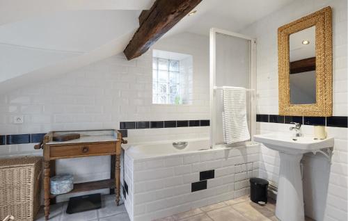 a bathroom with a sink and a bath tub and a sink at Nice Home In Bayel With Wifi in Bayel