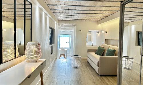 un salon avec un canapé et une table dans l'établissement Longue 2 Menton, à Menton