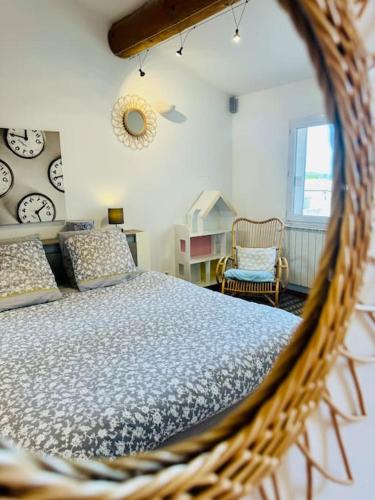 une chambre avec un lit et un miroir dans l'établissement Maison d'Architecte * 2 piscines *, à Saint-Saturnin-lès-Avignon