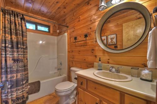 艾利傑的住宿－Bearfoot Ridge Wood-burning fireplace cozy hot tub serene views，浴室设有卫生间水槽和镜子
