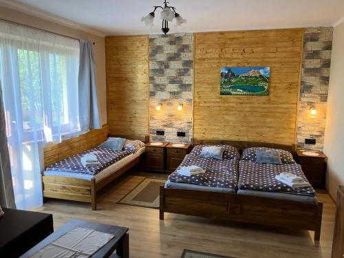 - une chambre avec 2 lits dans l'établissement Vila Limba, à Nový Smokovec