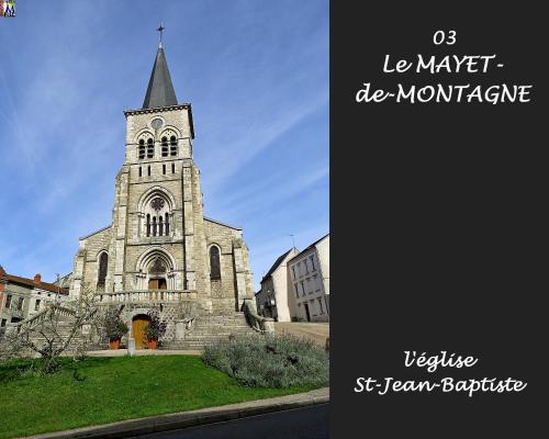 eine Kirche mit einem Turm mit einem Kreuz darauf in der Unterkunft Aux nids douillets Mayetois "les hirondelles" in Mayet-de-Montagne