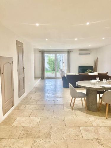 Maison avec jardin et 3 petits chats , proche du Chateau Lacoste