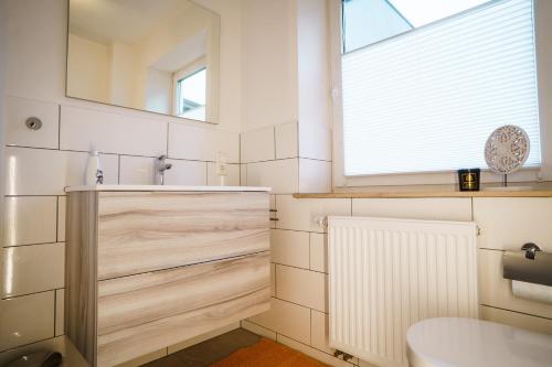 een badkamer met een wastafel en een spiegel bij Doppelzimmer 3 - neu renoviert in Dinkelsbühl