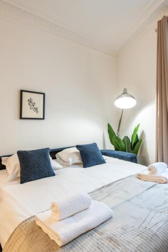 une chambre avec un lit avec des serviettes dessus dans l'établissement Stylish 2-bedroom apartment near the famous Moulin Rouge, à Paris