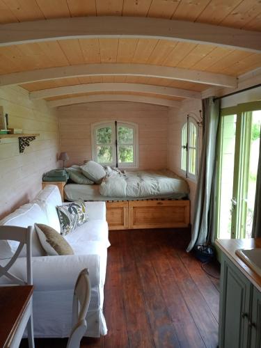 een slaapkamer in een tiny house met 2 bedden bij Roulotte Karlotte in Pernes-les-Fontaines