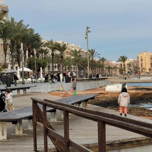 a group of children standing on a wooden boardwalk at Casita Stam Orihuela in Orihuela