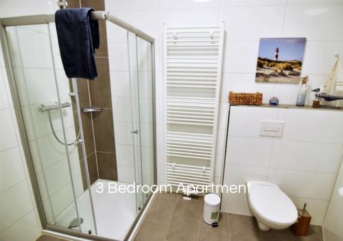 a bathroom with a shower and a toilet at Voll ausgestattete Unterkunft mit 3 Schlafzimmern in Bedburg-Hau in Bedburg