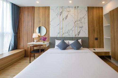 Llit o llits en una habitació de FIRST Studio Hotel Da Nang