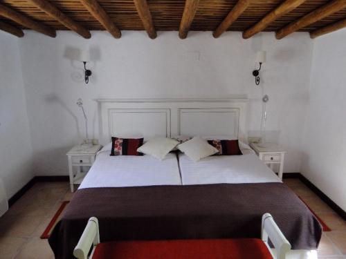 Un pat sau paturi într-o cameră la Apartamentos Rurales Escobar & Jerez