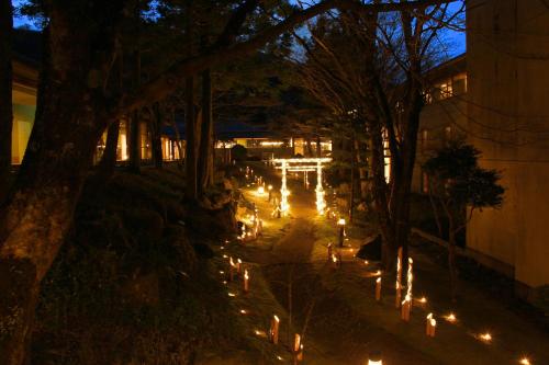 - une vue sur une rue éclairée la nuit dans l'établissement Hakone Yunohana Prince Hotel, à Hakone