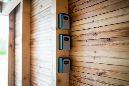 una pared con paneles de madera en una casa en Doppelzimmer 1 - neu renoviert en Dinkelsbühl