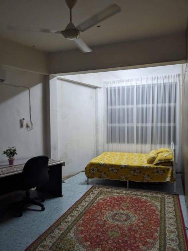 Schlafzimmer mit einem Bett und einem Fenster mit einem Teppich in der Unterkunft Homestay Koi in Temerloh