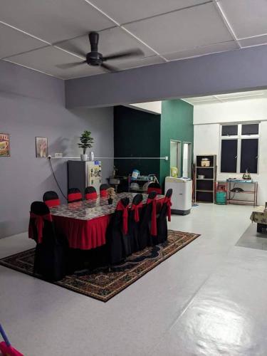Zimmer mit einem Tisch und roten Stühlen in der Unterkunft Homestay Koi in Temerloh
