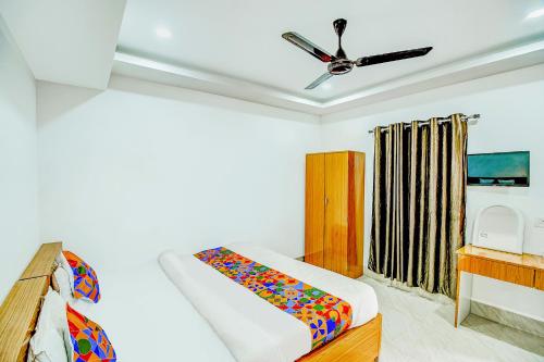 グワーハーティーにあるFabExpress Lakhiのベッドルーム1室(ベッド1台、シーリングファン付)