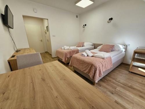 Ένα ή περισσότερα κρεβάτια σε δωμάτιο στο Sanatorium Rehabilitacyjne im Janusza Korczaka