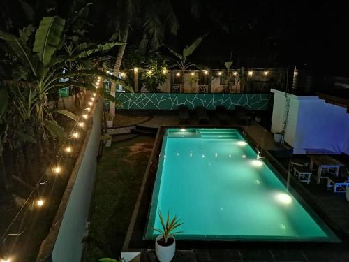 uma piscina vazia à noite com luzes em Urban Galle Villa em Galle