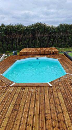 - une piscine au-dessus d'une terrasse en bois dans l'établissement Maison proche circuit Le Mans, à Mulsanne