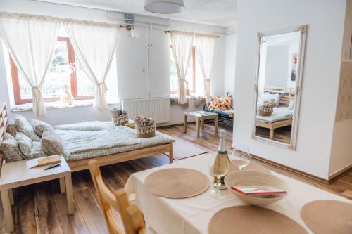 sala de estar con sofá y mesa en Apartma Roner, en Podbrdo