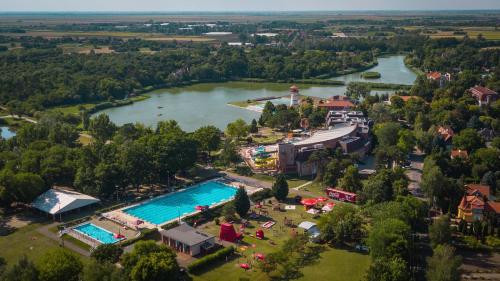 an aerial view of a resort with a large swimming pool at FIÓNA KUNYHÓJA APARTMANHÁZ in Orosháza