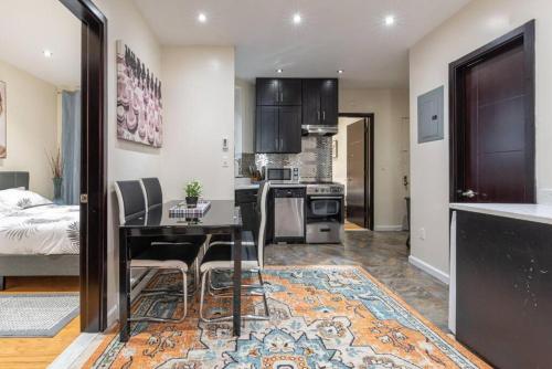 een keuken en een woonkamer met een tafel en stoelen bij Luxury Four Bedroom Suite in New York
