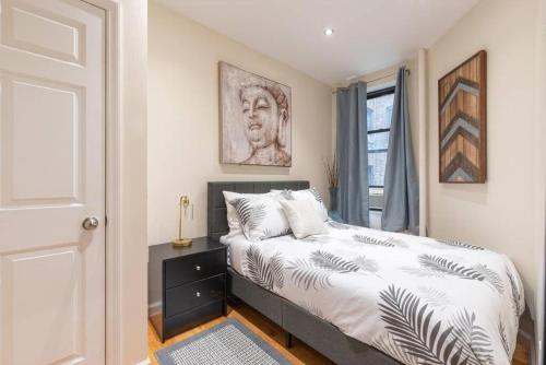 een slaapkamer met een bed en een raam bij Luxury Four Bedroom Suite in New York