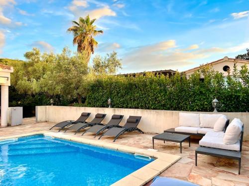 - une piscine bordée de chaises longues dans l'établissement Villa avec piscine et jacuzzi 3 min mer, à Grosseto-Prugna