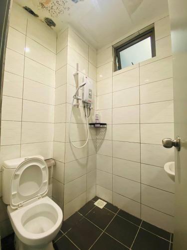 a bathroom with a toilet and a shower at Home Garden - Palas Horizon, Brinchang Cameron Highlands in Cameron Highlands