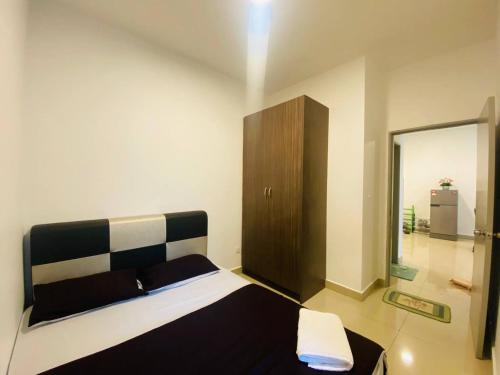 a bedroom with a black and white bed and a mirror at Home Garden - Palas Horizon, Brinchang Cameron Highlands in Cameron Highlands