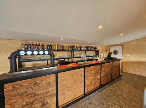 - un bar dans un restaurant avec un comptoir servant des boissons dans l'établissement Camping le Clos Savoye, à Biville-sur-Mer