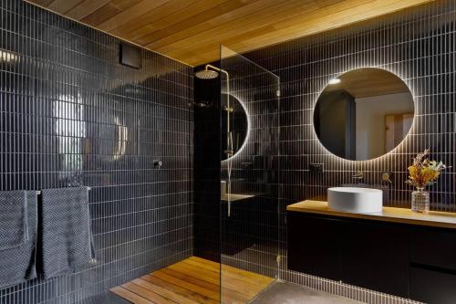 un baño con lavabo y espejo en Stunning Trevallyn Retreat, en Inveresk
