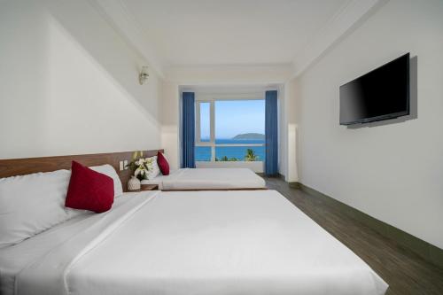 Postel nebo postele na pokoji v ubytování NAMI HOTEL Nha Trang