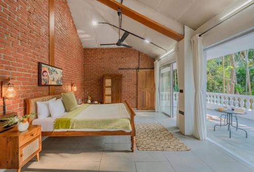 Postel nebo postele na pokoji v ubytování SaffronStays Atmos The Brick House