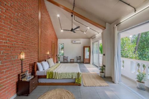 Ένα ή περισσότερα κρεβάτια σε δωμάτιο στο SaffronStays Atmos - 3BR rustic pool villa with projector screen, table tennis, carrom & cozy family spaces in Nagaon