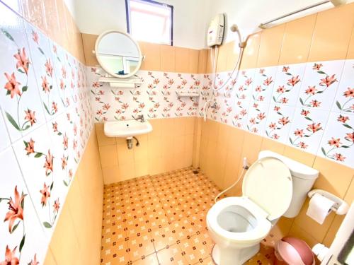 ein kleines Badezimmer mit Toilette und Waschbecken in der Unterkunft Khum Khun Phon Resort Khao Yai in Nong Nam Daeng