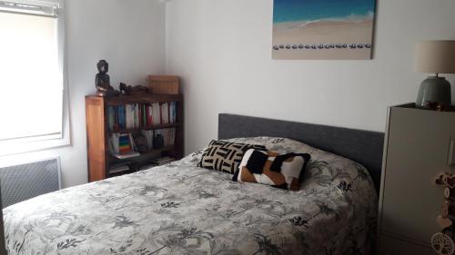 une chambre avec un lit et une étagère dans l'établissement Le Gecko Sea View, à Sainte-Maxime